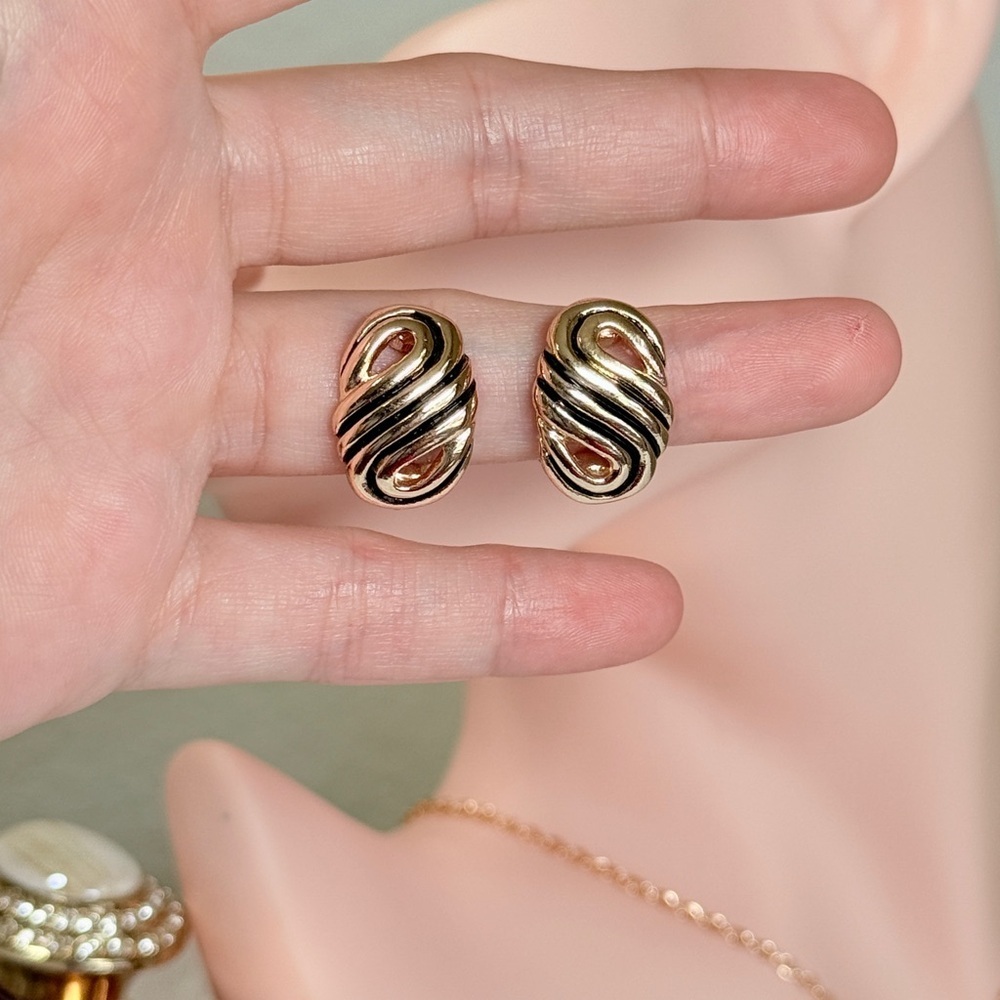 ⚜️ Elegant Gold and Black Swirl Clip-On Earrings